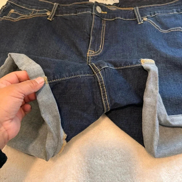 Torrid cuffed blue jean denim shorts size 22- 5 pocket design - Picture 3 of 13